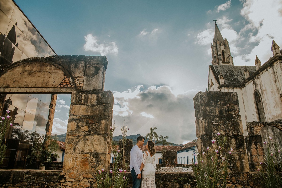 ensaio de pré casamento no por do sol no qual os noivos estão se olhando 
