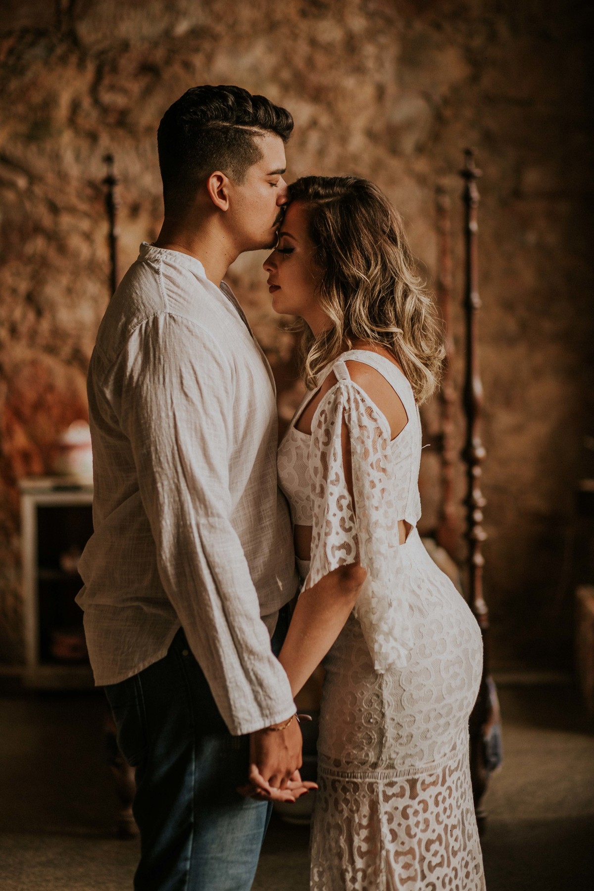 Ensaio de pré casamento com luz de janela lembrando um quadro de arte feito no santuário do caraça