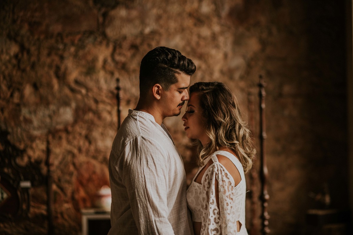 ensaio de pré casamento romantico feito no santuário do caraça em Minas Gerais