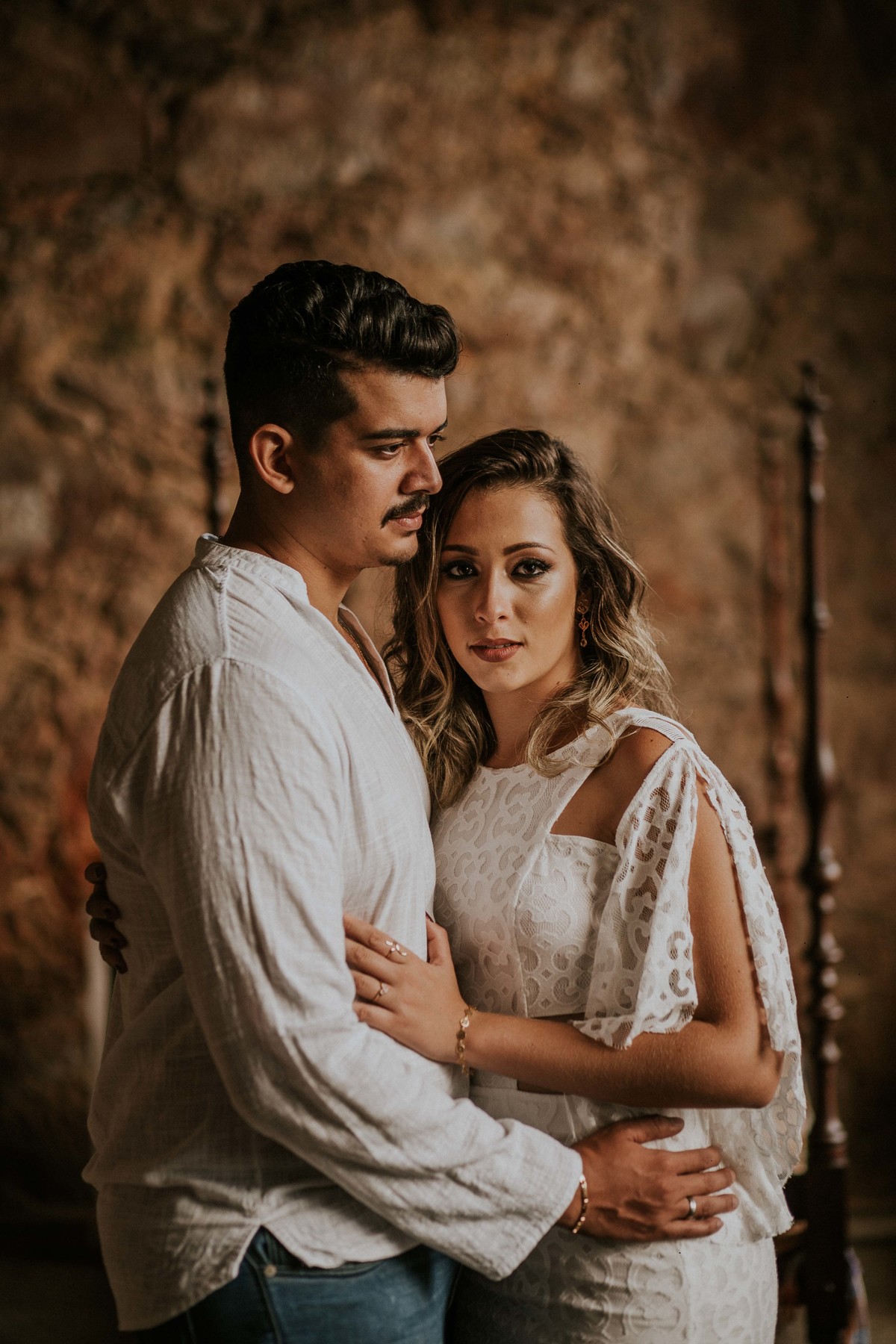 Ensaio de pré casamento criativo no qual a noiva está olhando para o fotografo