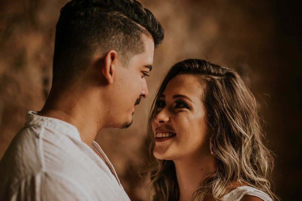 ensaio de pré casamento com luz de janela feito na serra do caraça em minas Gerais