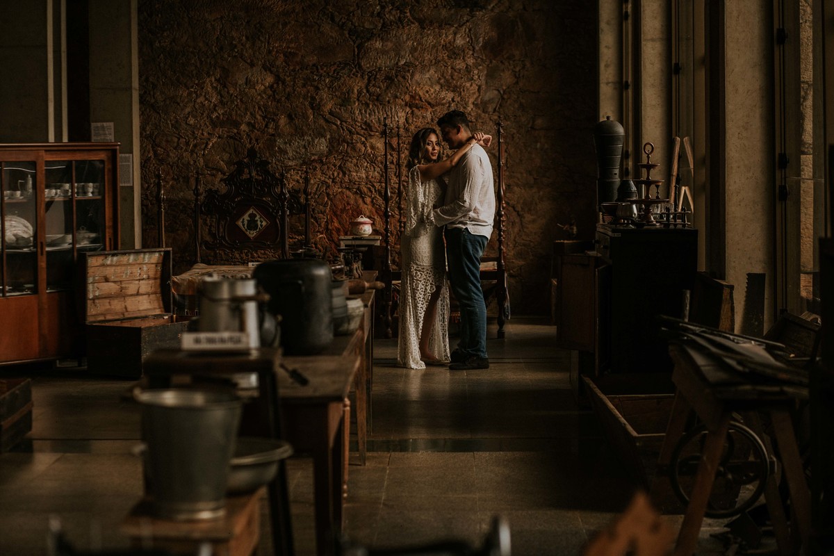 fotografia de pré casamento usando luz de janela com um estilo rustico