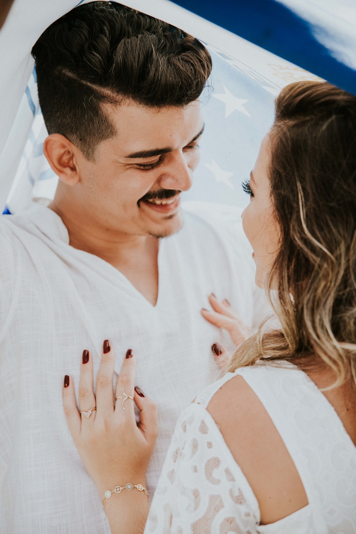 ensaio de pré casamento com temática de time no qual os noivos estão cobertos pela bandeira do Cruzeiro