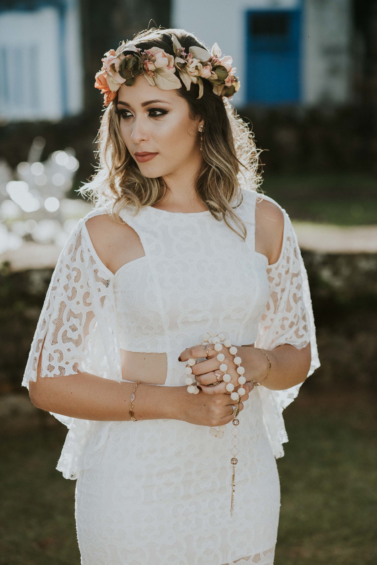 Retrato de pré casamento no qual a noiva está segurando um terço de perolas grandes nas mãos