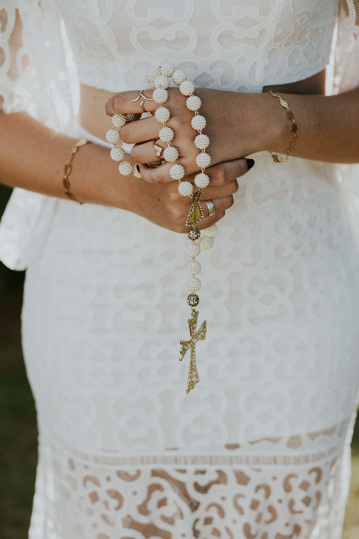 detalhes de um terço para noiva usar no casamento com detalhes em perolas