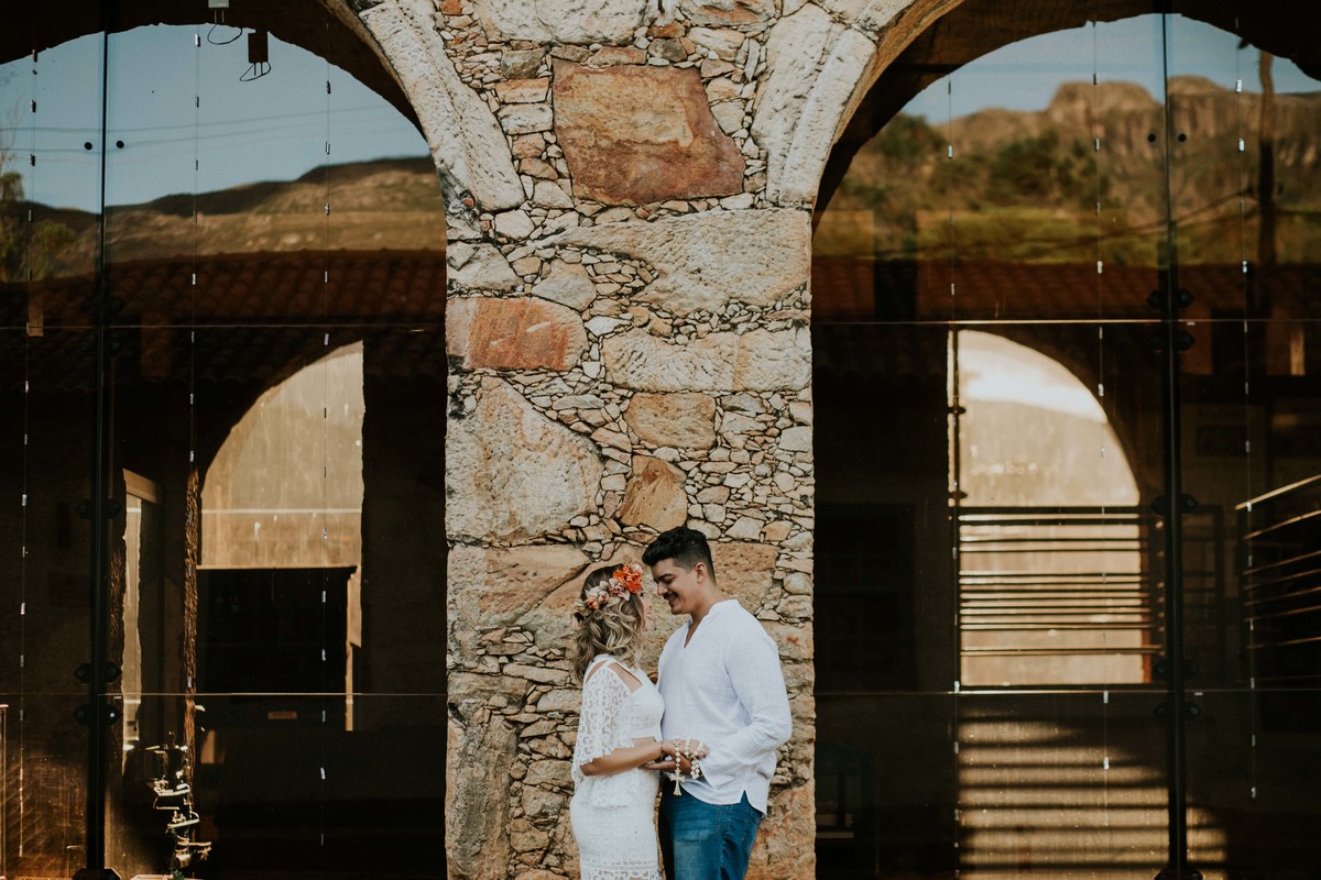 Ensaio criativo de pré casamento na serra do caraça em Minas Gerais