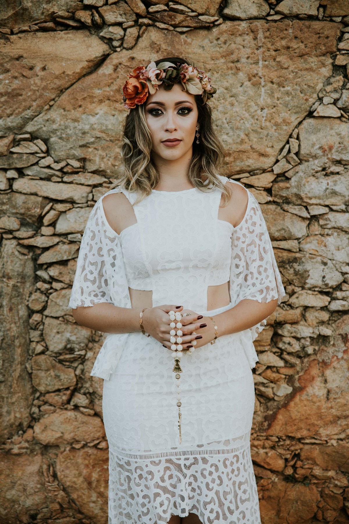 Noiva segurando um terço de perolas nas mãos que será usado no seu casamento