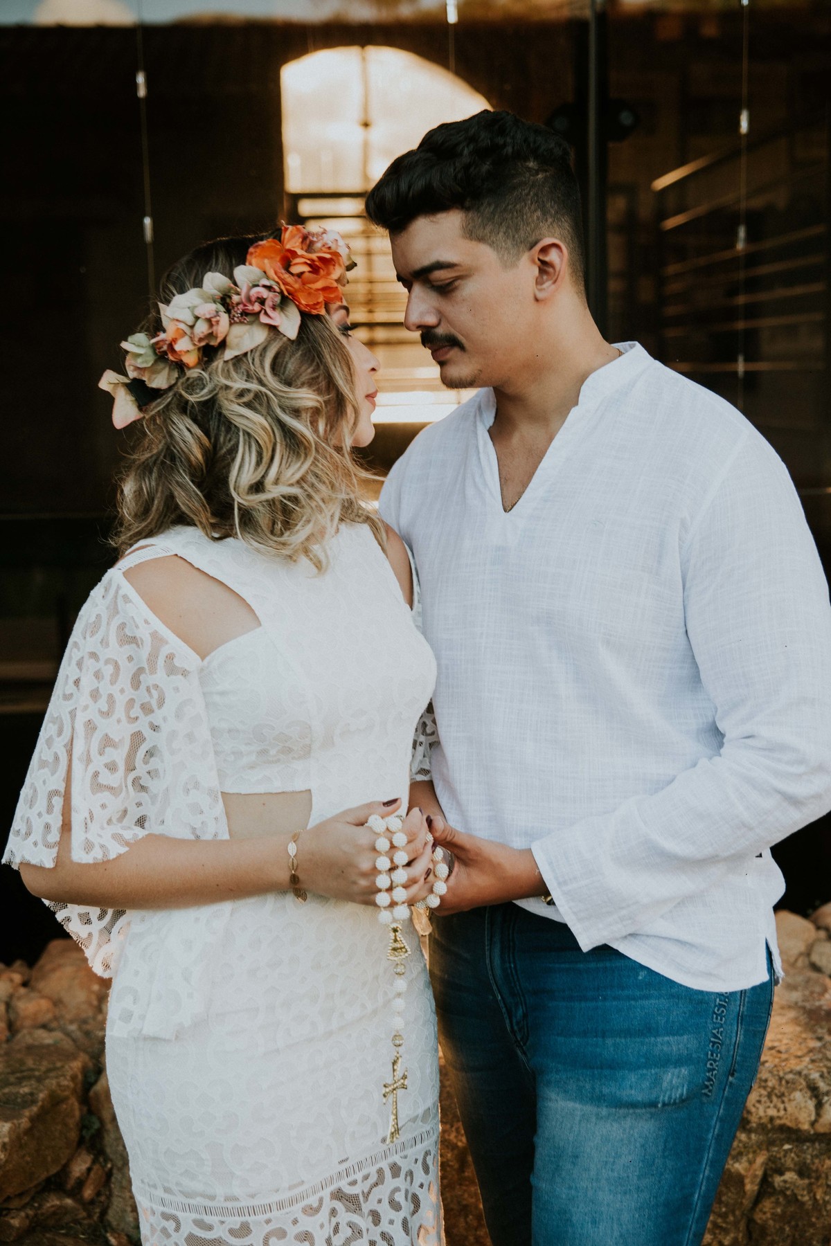 Inspiração de pré casamento em Belo Horizonte no qual os noivos estão se olhando