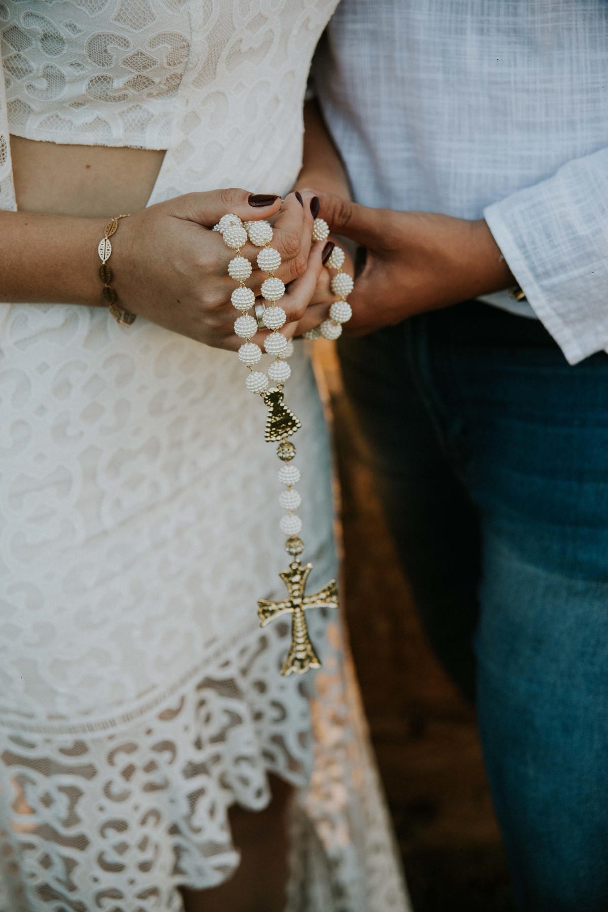Detalhes do terço perolado para casamentos usado pela noiva no seu pré casamento