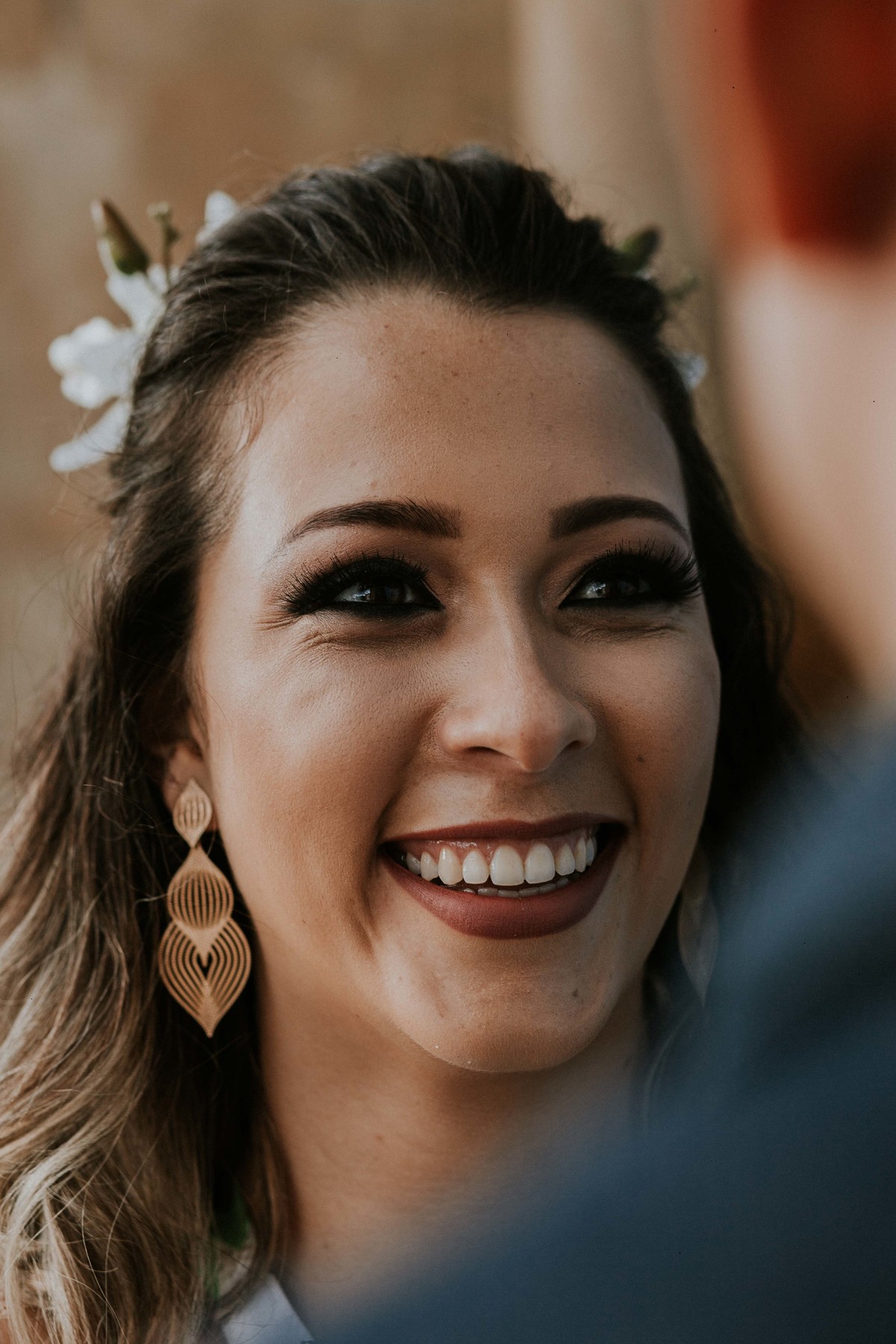 noiva sorrindo ao ver o noivo durante o pré casamento realizado na serra do caraça em santa barbara