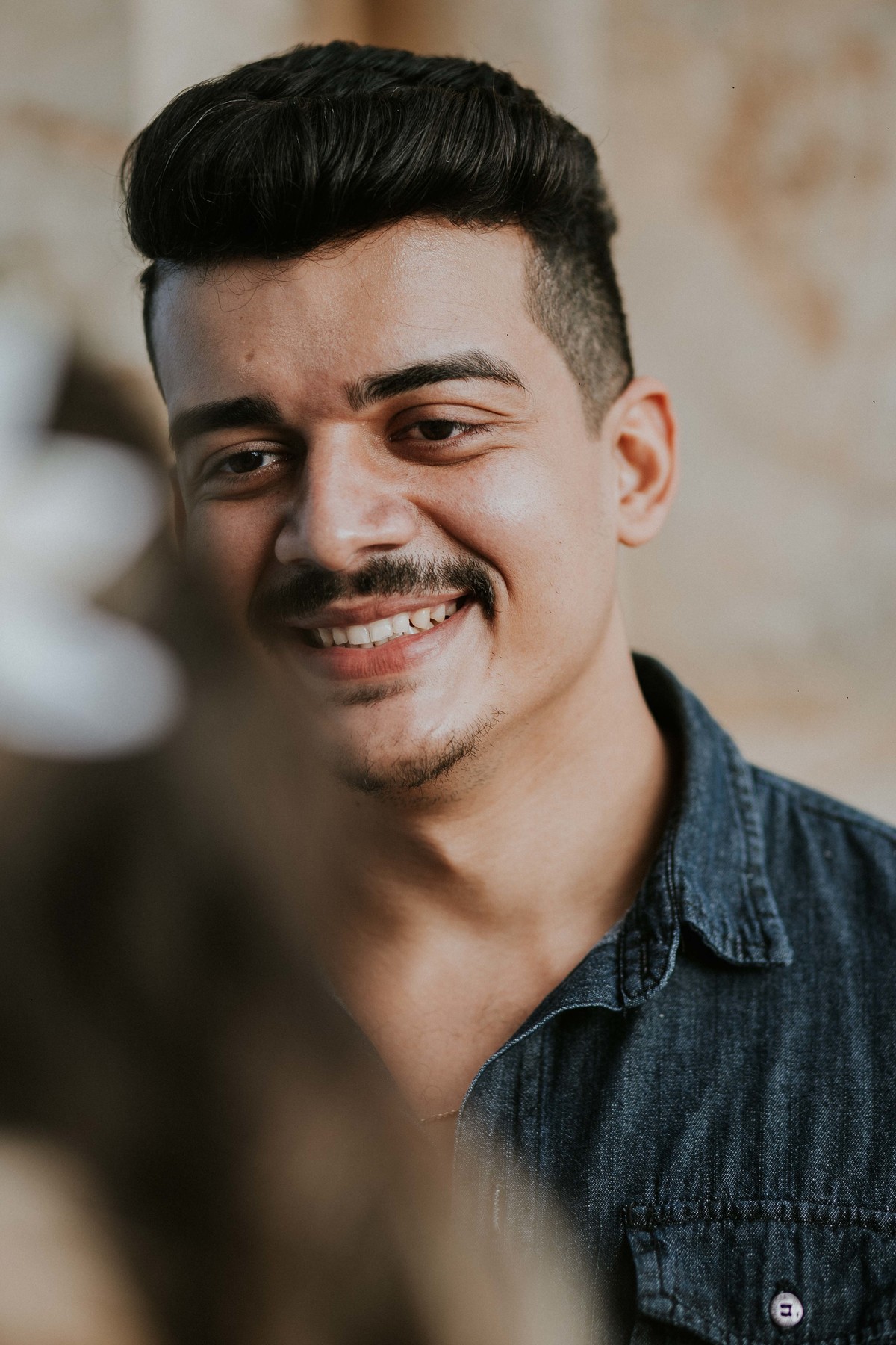 noivo sorrindo para a noiva durante o ensaio de pré casamento na serra do caraça em santa barbara