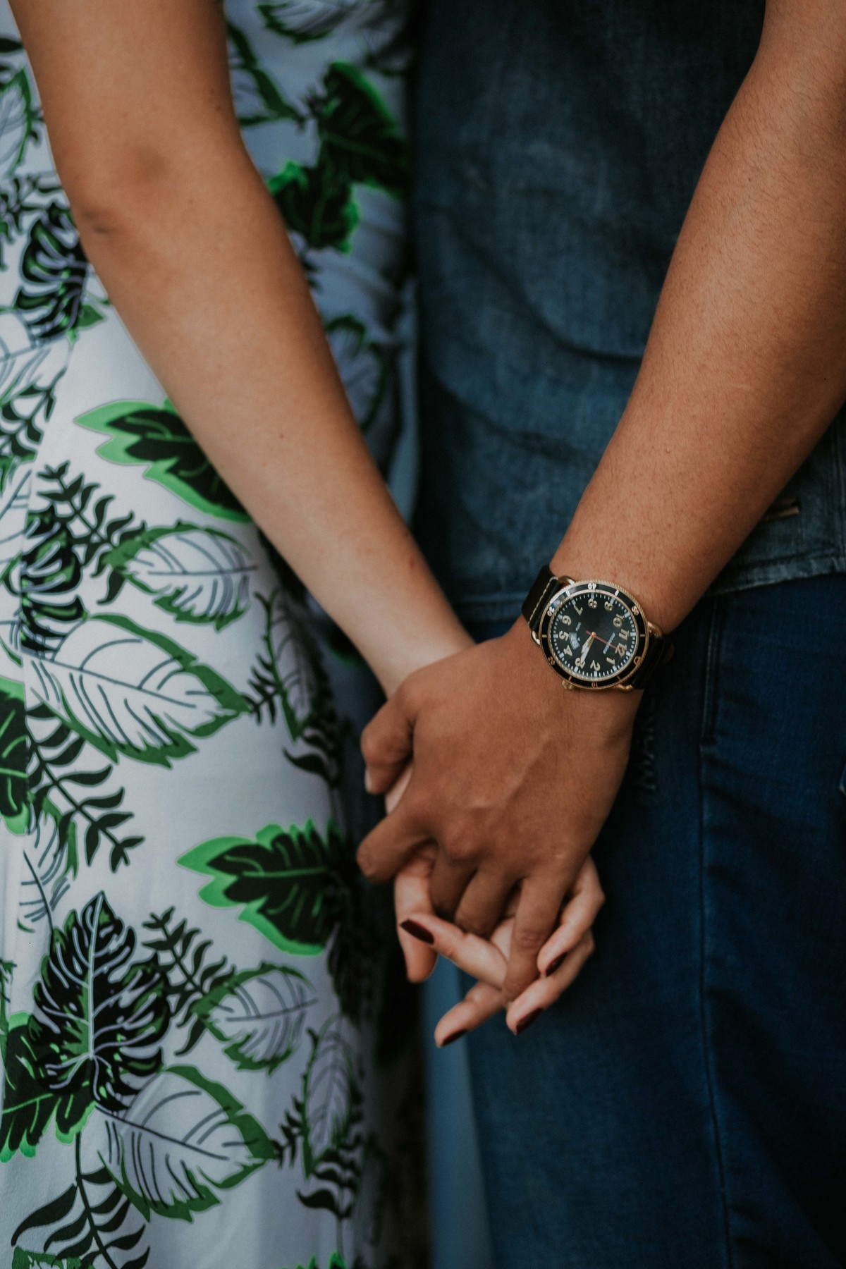 noivos de mãos dadas em um pré casamento inspirador