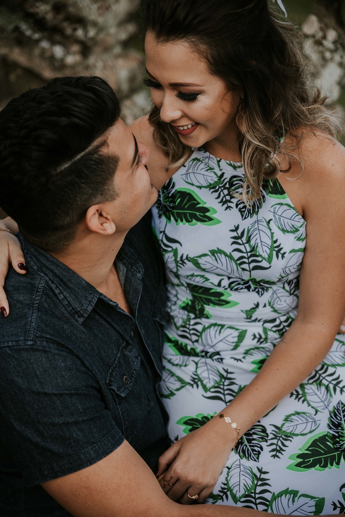 pré casamento feito na serra do caraça em que os noivos estão se olhando