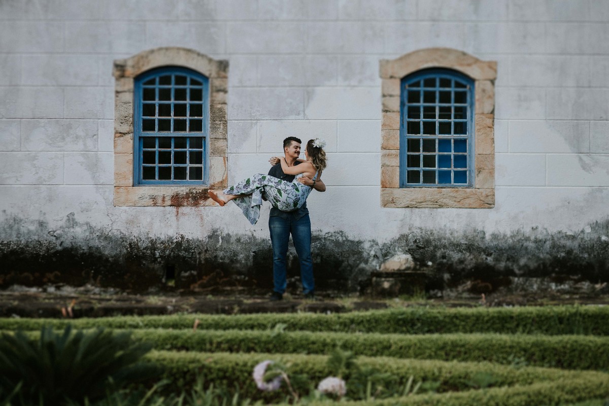 inspiração de pre casamento rustico no qual os noivos estão fazendo uma pose diferente de casal