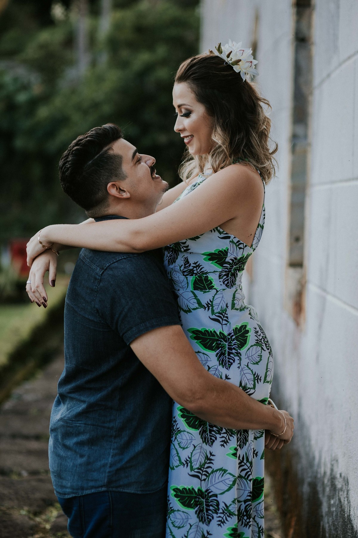 ensaio de pré casamento na serra do caraça em que os noivos estão se olhando e sorrindo em uma fotografia criativa