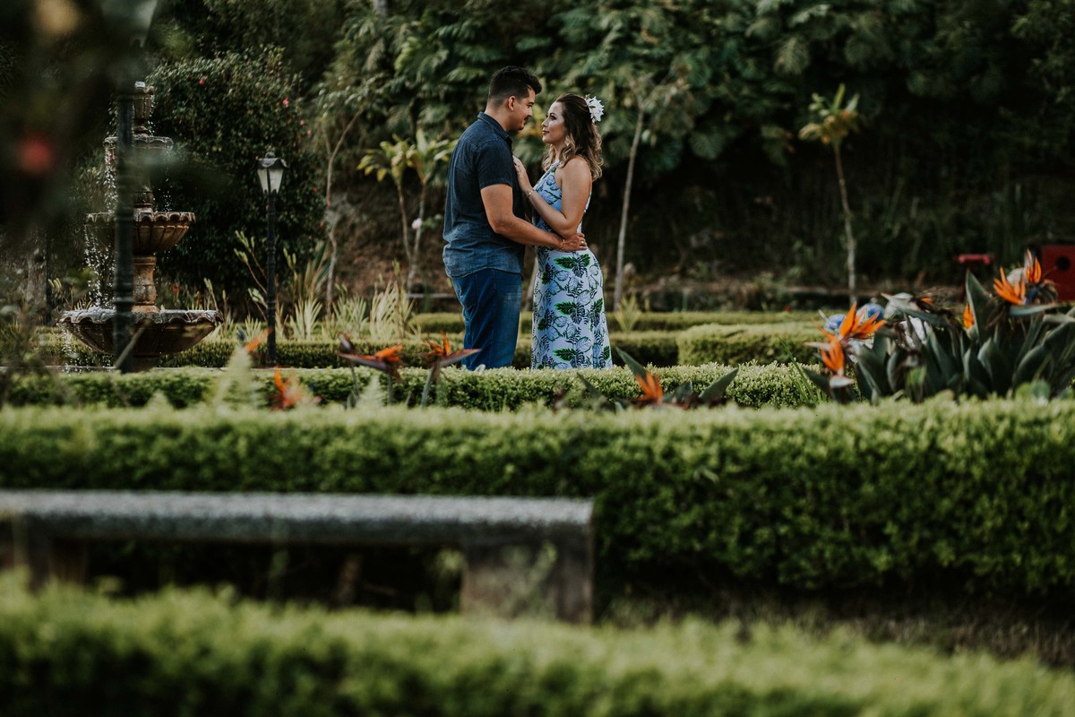 noivos se beijando em um ensaio de pré casamento criativo na serra do caraça em Minas Gerais
