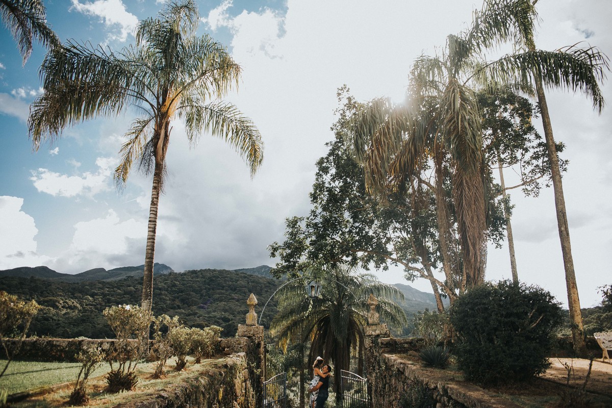 Fotografia criativa de pré casamento na serra do caraça em MInas Gerais
