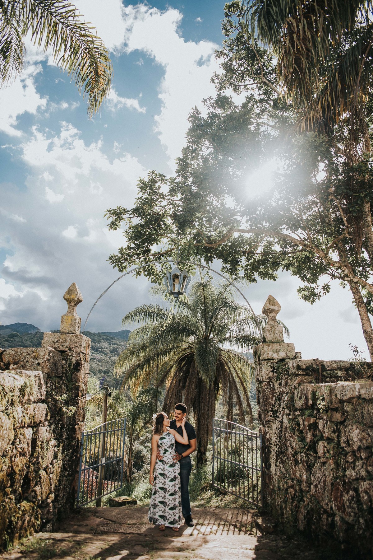 Ensaio de pré casamento no por do sol feito na serra do caraça