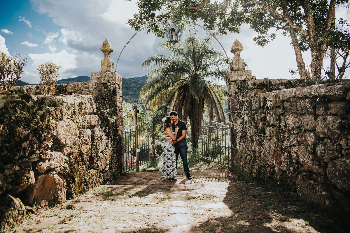 Ensaio de pré casamento folk no por do sol no alto da serra do caraça