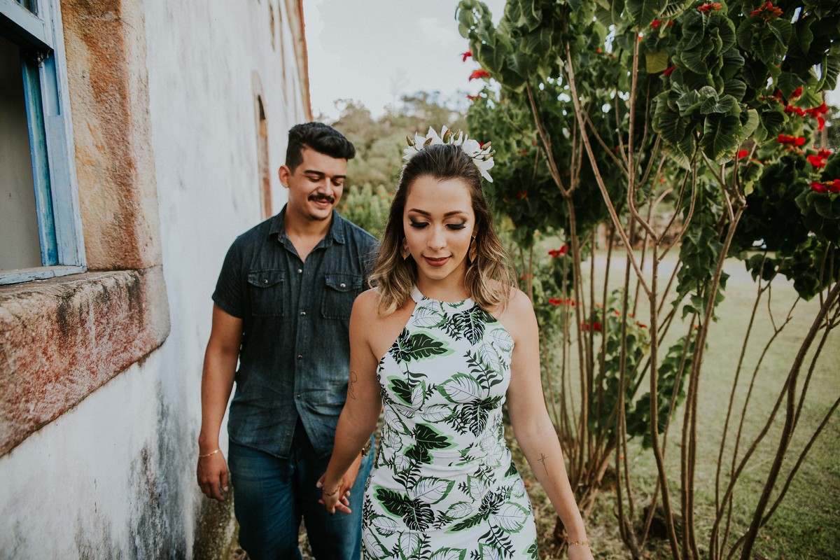 ensaio de pré casamento criativo no qual os noivos estão caminhando e sorrindo