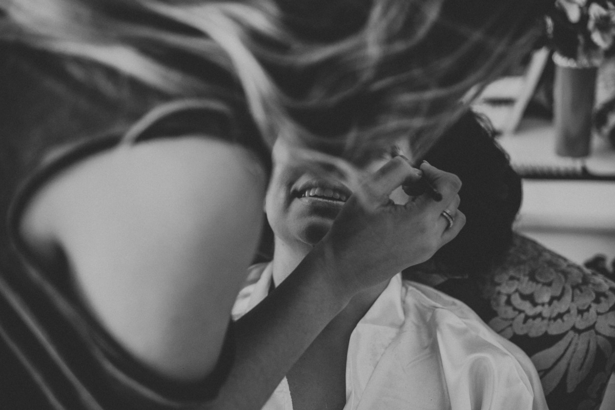 fotografia preto e branca de casamentos durante o dia