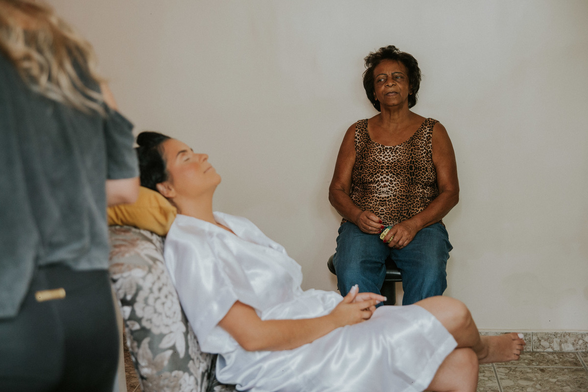 fotografias incriveis de casamento com familiares durante o making of da noiva