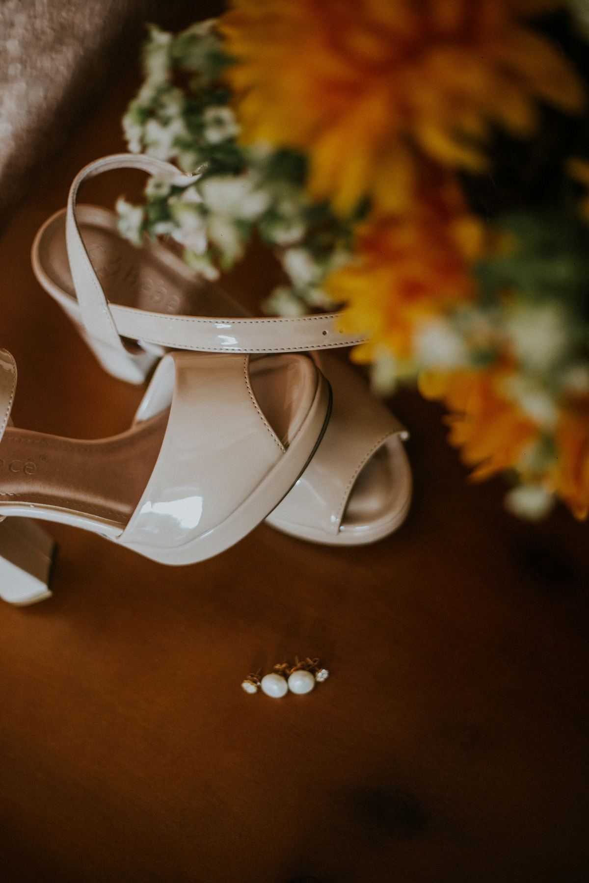 combinação perfeita entre sapatos e joias para noivas