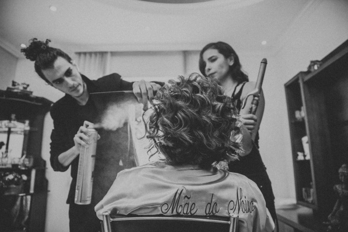 Mãe do noivo se arrumando para o casamento do filho 