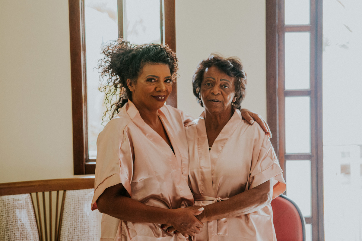 mãe da noiva e avó em um retrato de familia para o casamento durante o dia 