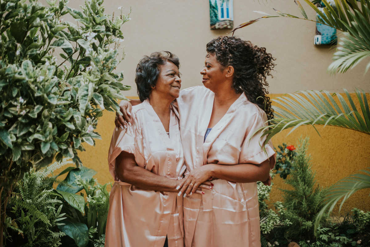 retratos criativos durante o making of da noiva junto com a familia