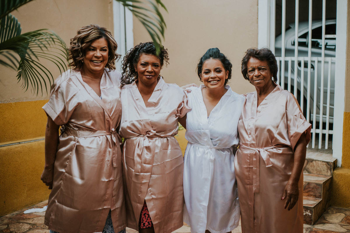 fotografia criativa da noiva com as madrinhas durante o making of da noiva