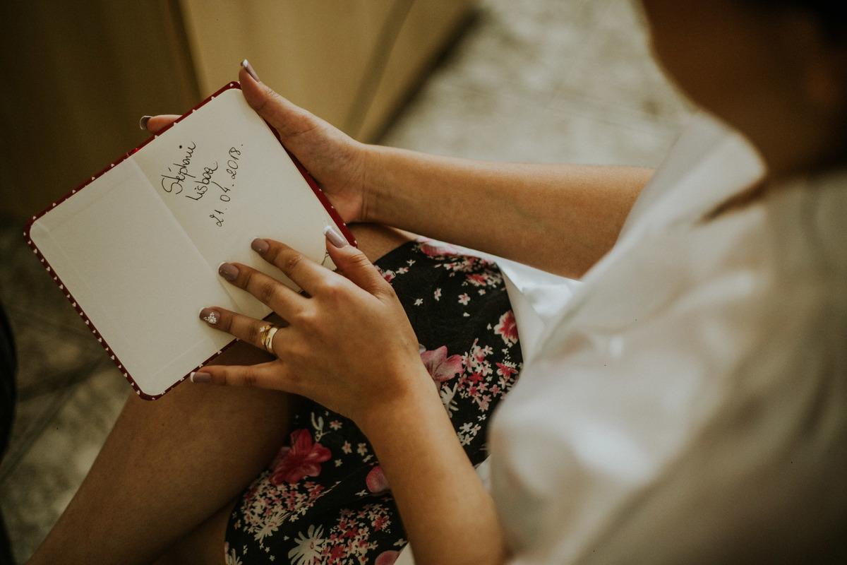 detalhe do caderno com os votos da noiva para o casamento