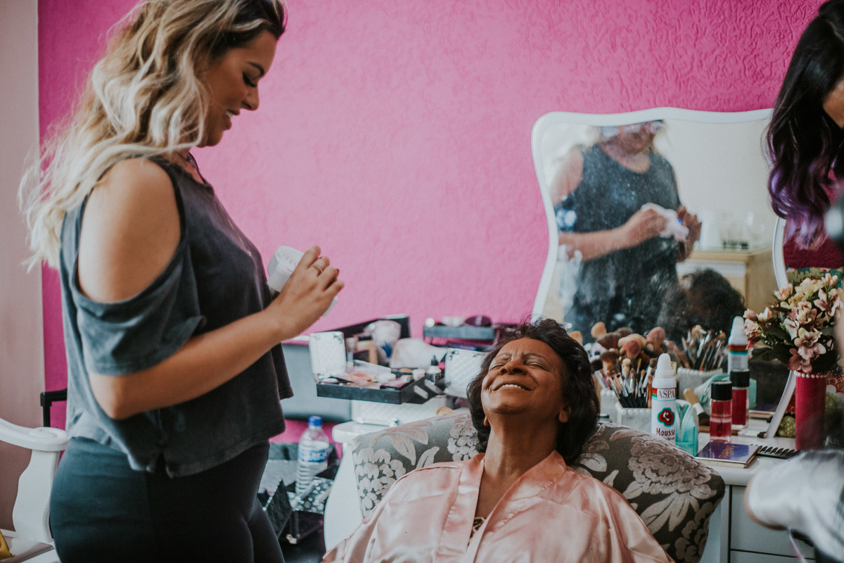 avó da noiva se arrumando para a cerimonia de casamento durante o dia em belo horizonte