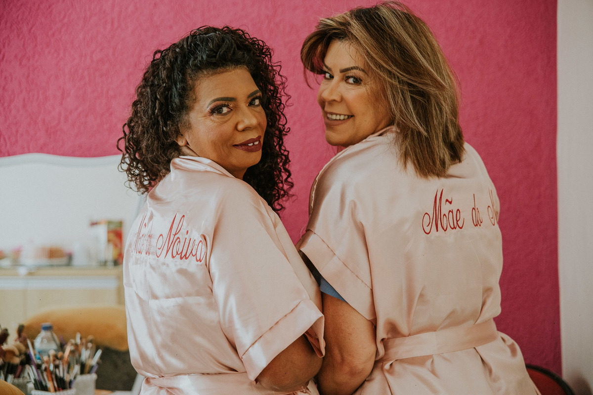 inspiração de fotos das mães dos noivos durante o making of criativo do dia da noiva em belo horizonte