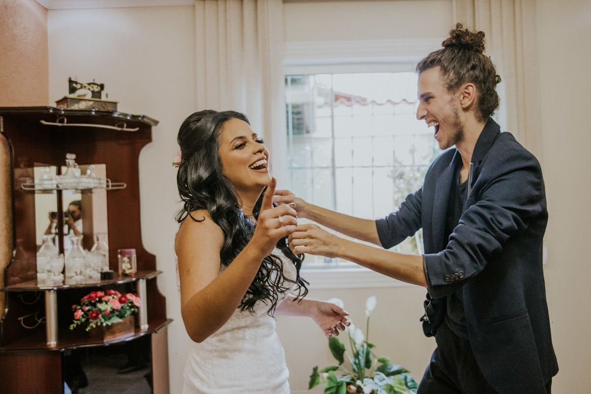 fotografia criativa do dia da noiva após terminar o penteado