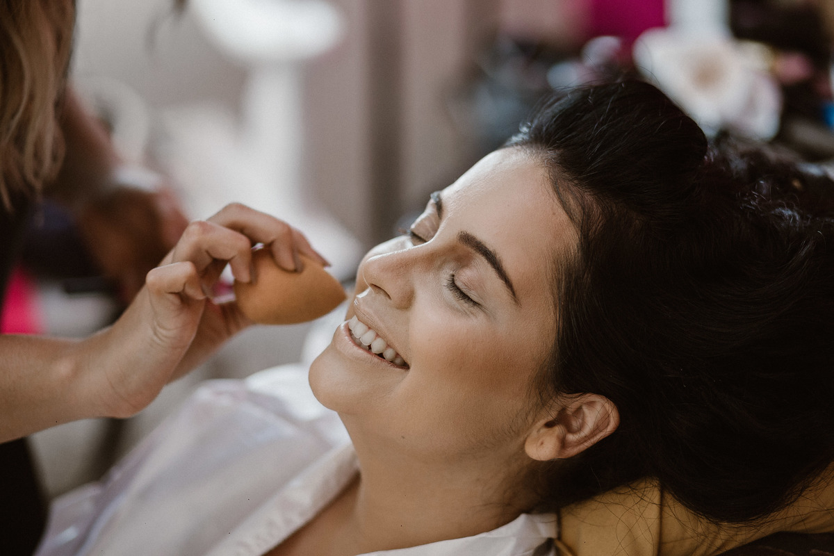 noiva preparando o make up com a Julia Pontello em belo Horizonte