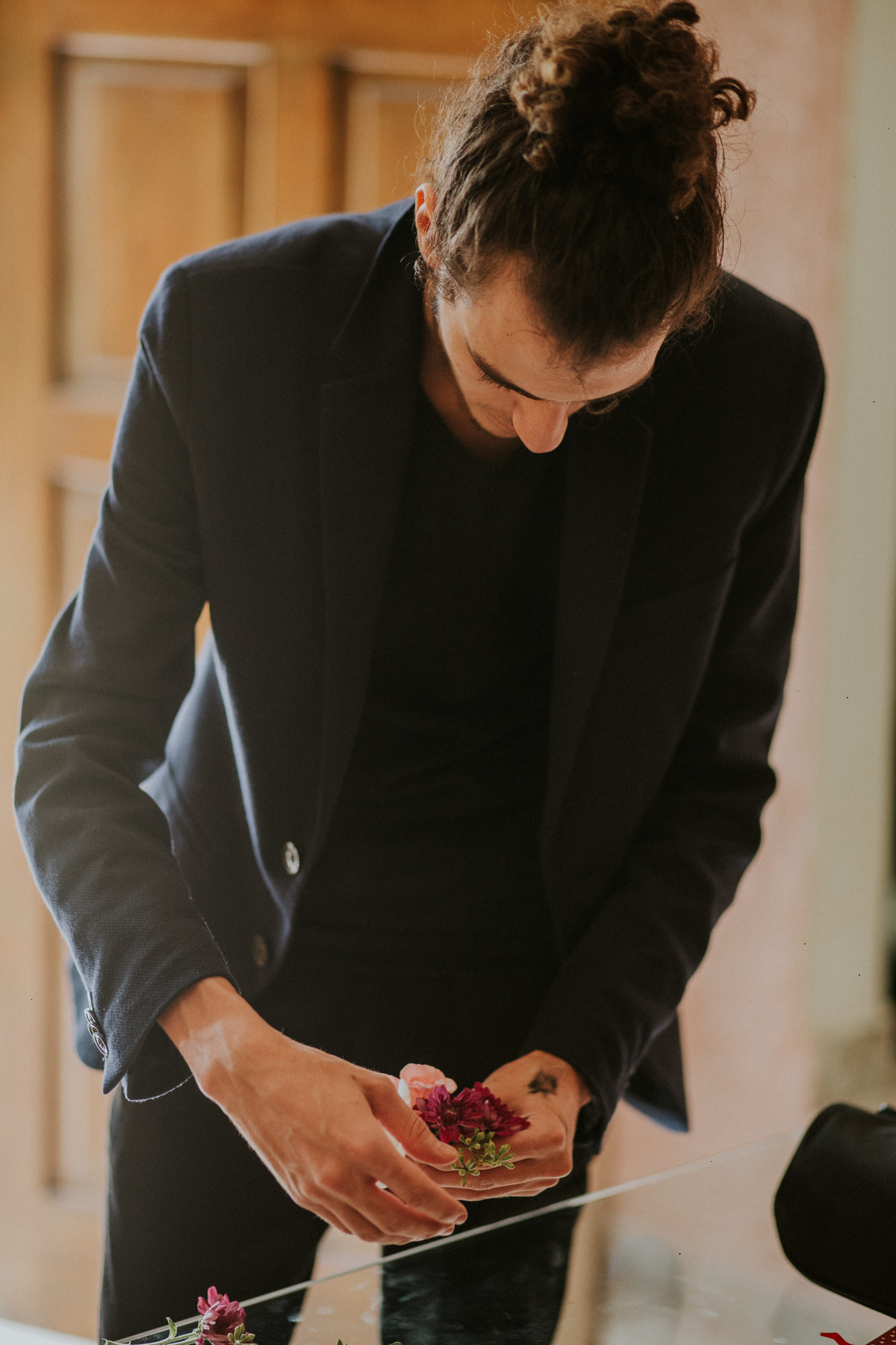 Guilherme Viega criando um lindo arranjo de flores para um penteado para noivas em belo horizonte