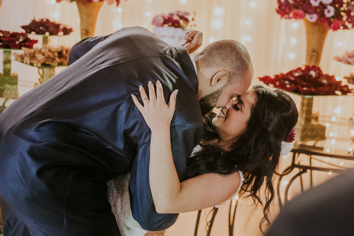 noivos se abraçando em uma fotografia romantica de casamento
