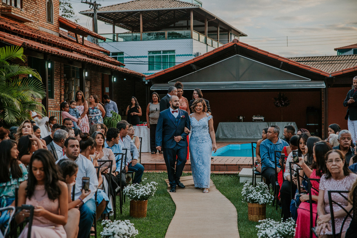 entrada do noivo com a mãe durante um casamento no por do sol em Belo Horizonte