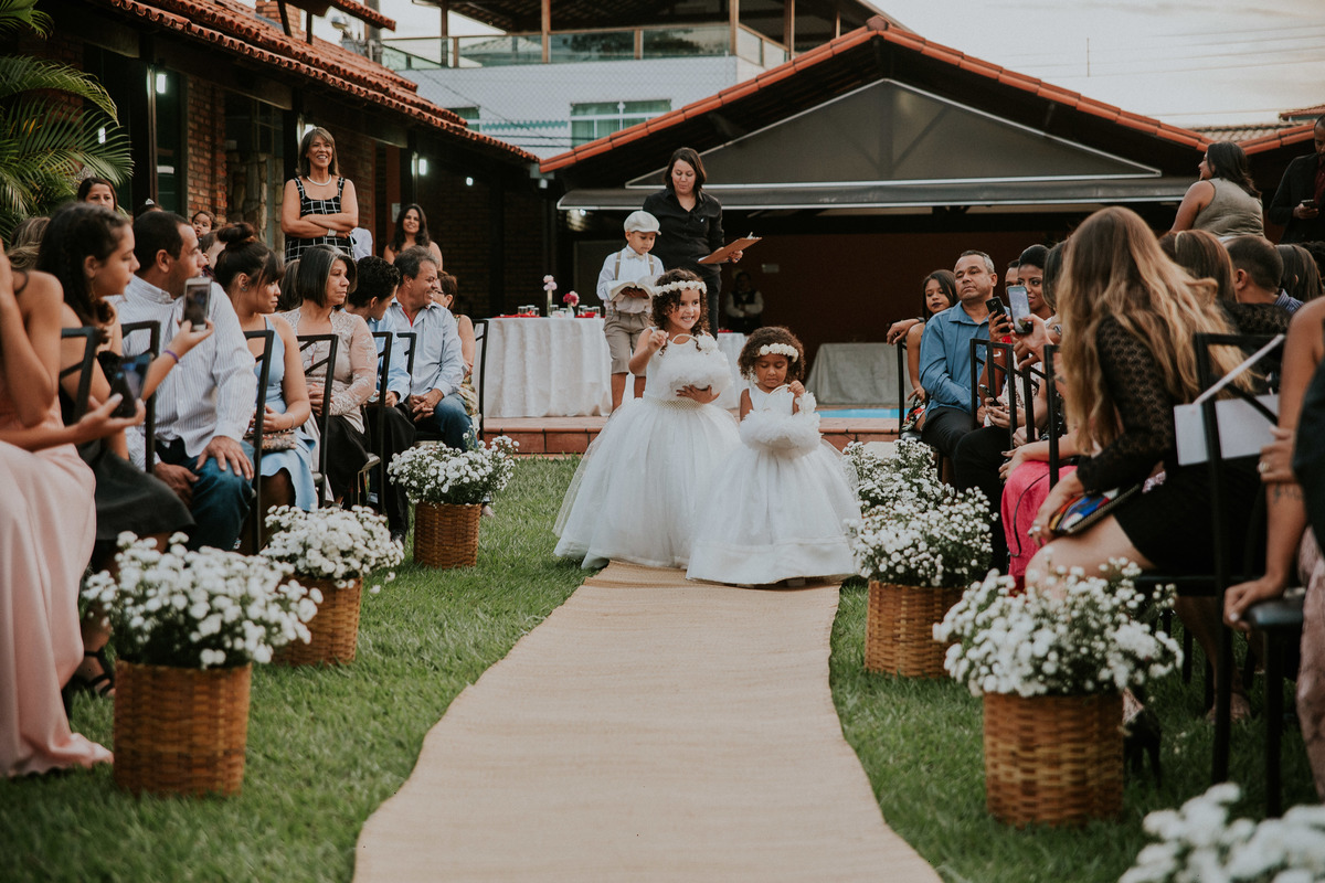 entrada das daminhas de honra na cerimonia de casamento durante o dia em belo horizonte