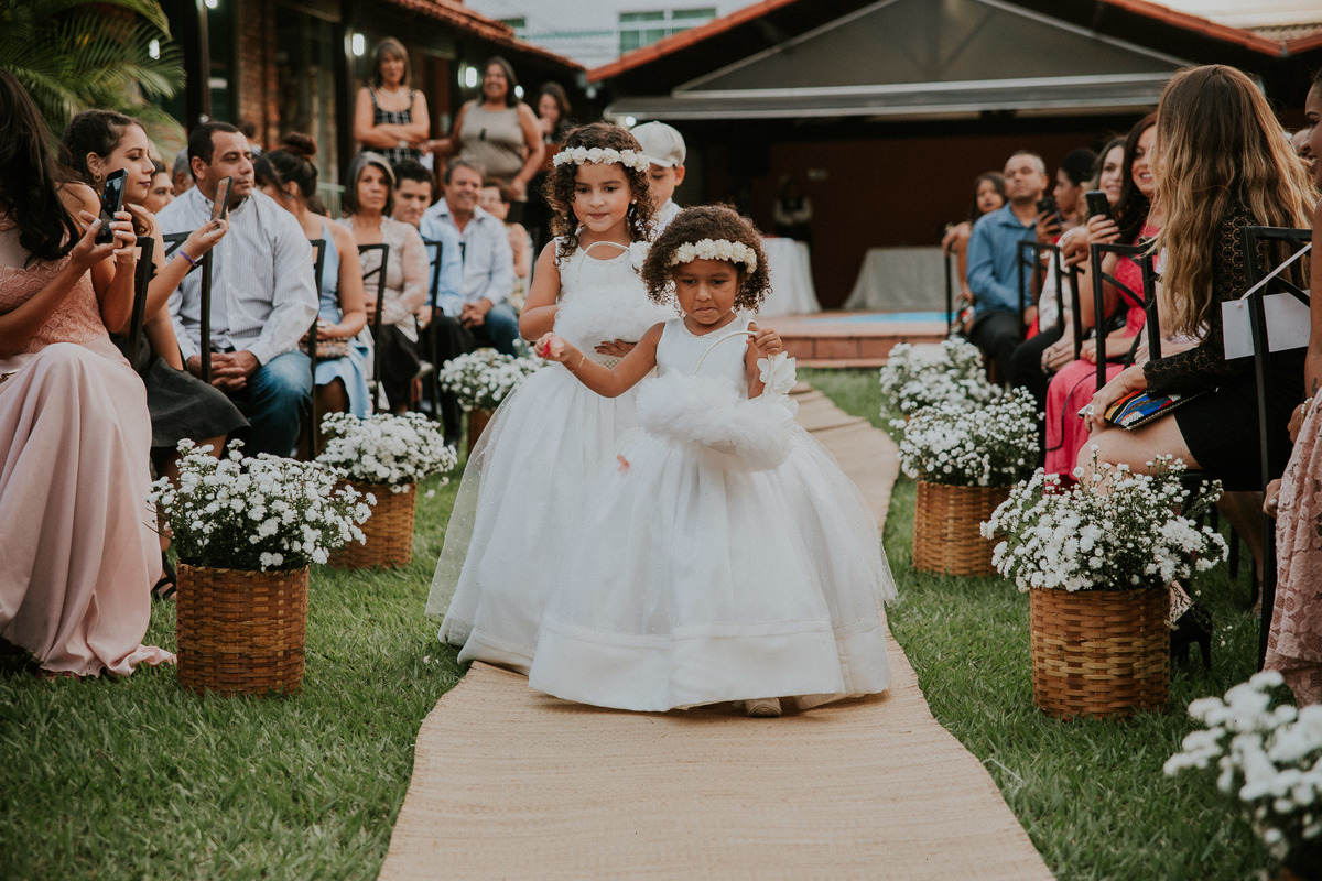 entrada das daminhas de honra durante a cerimônia de casamento rustica em belo horizonte