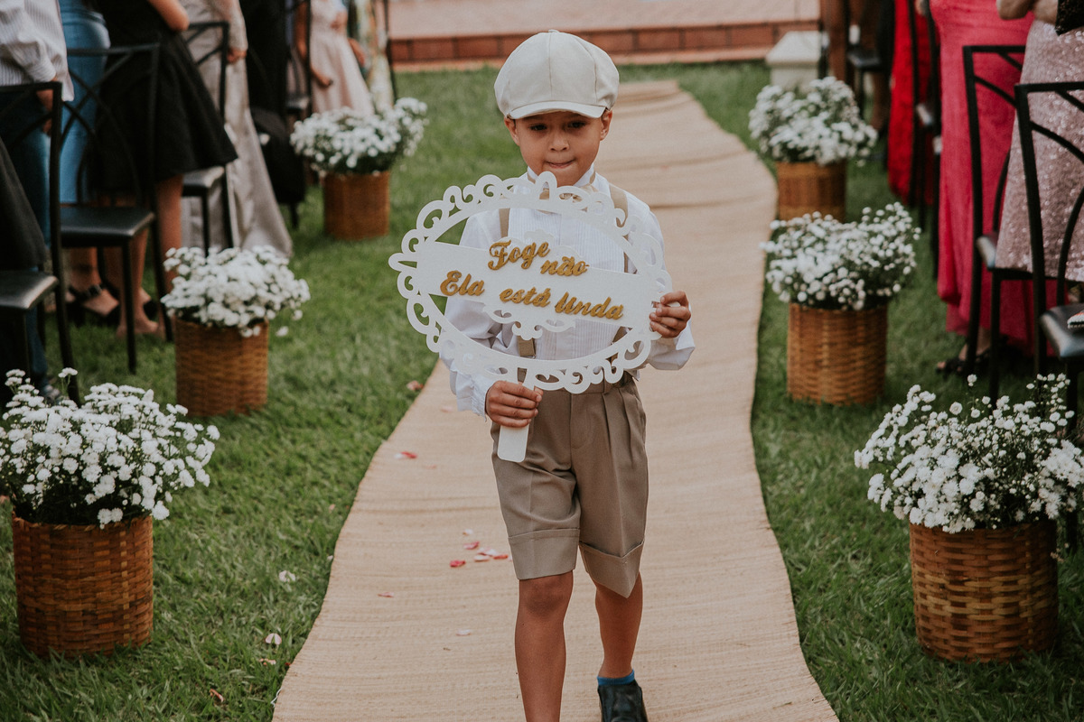 entrada do pagem durante a cerimonia de casamento