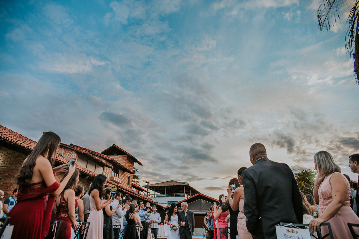 entrada da noiva em uma cerimônia de casamento durante o dia com estilo rustico em BH