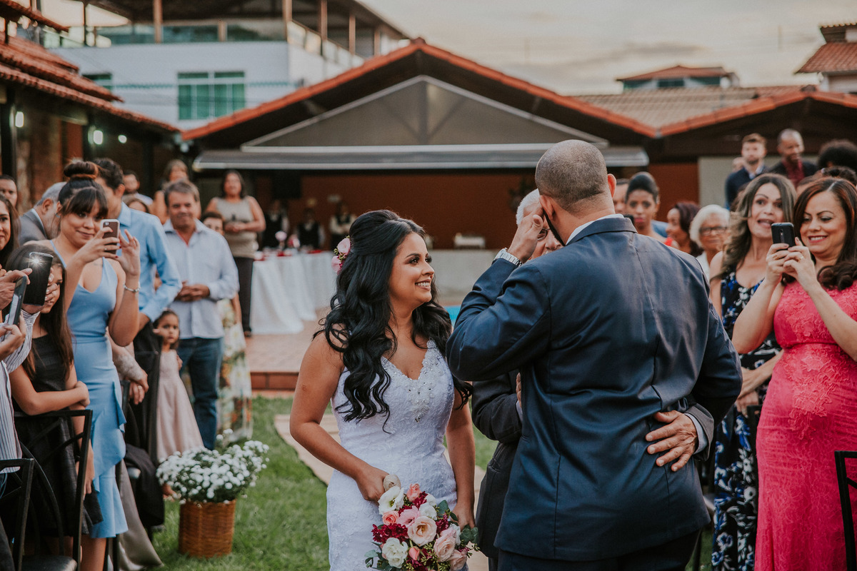 Fotografia de casamento em belo horizonte do Noivo se emocionando durante a entrada da noiva na cerimônia de casamento durante o dia com estilo rustico