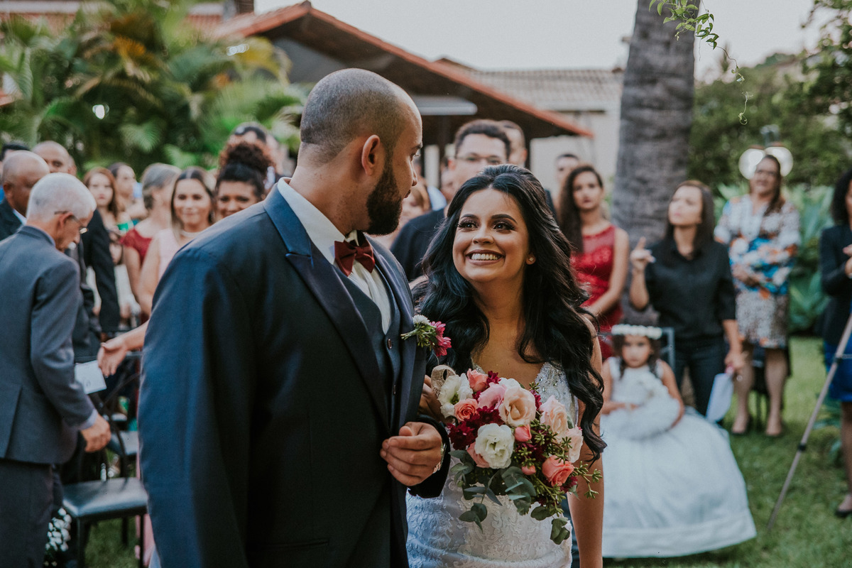 troca de olhares entre os noivos em uma cerimonia durante o dia 