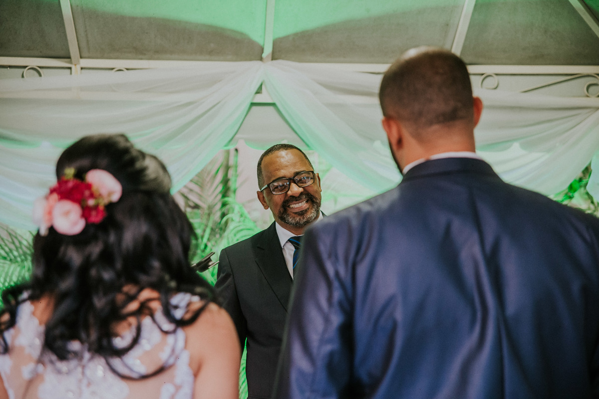 celebrante de casamento sorrindo durante a cerimônia de casamento rustica durante o dia