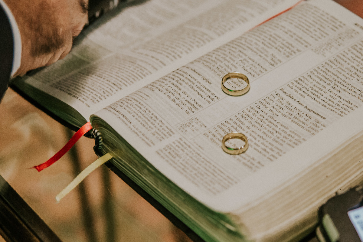 detalhes das alianças de casamento encima da biblia