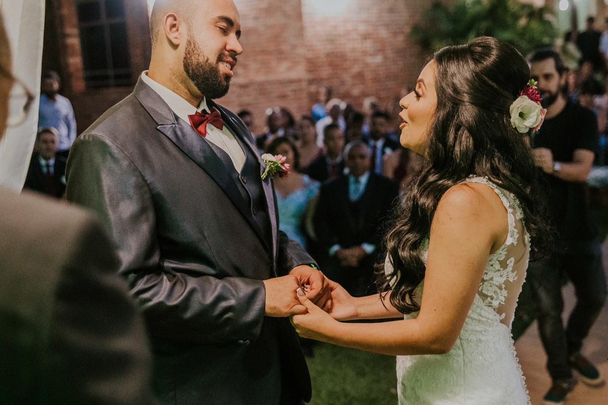 troca de olhares dos noivos durante a cerimônia de casamento