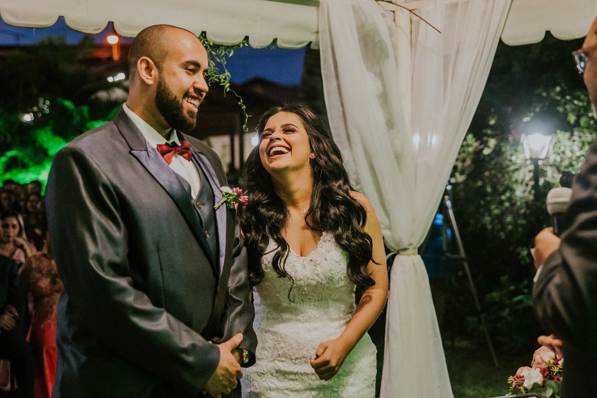 fotos espontâneas de casamento durante o dia dos noivos sorrindo um para o outro