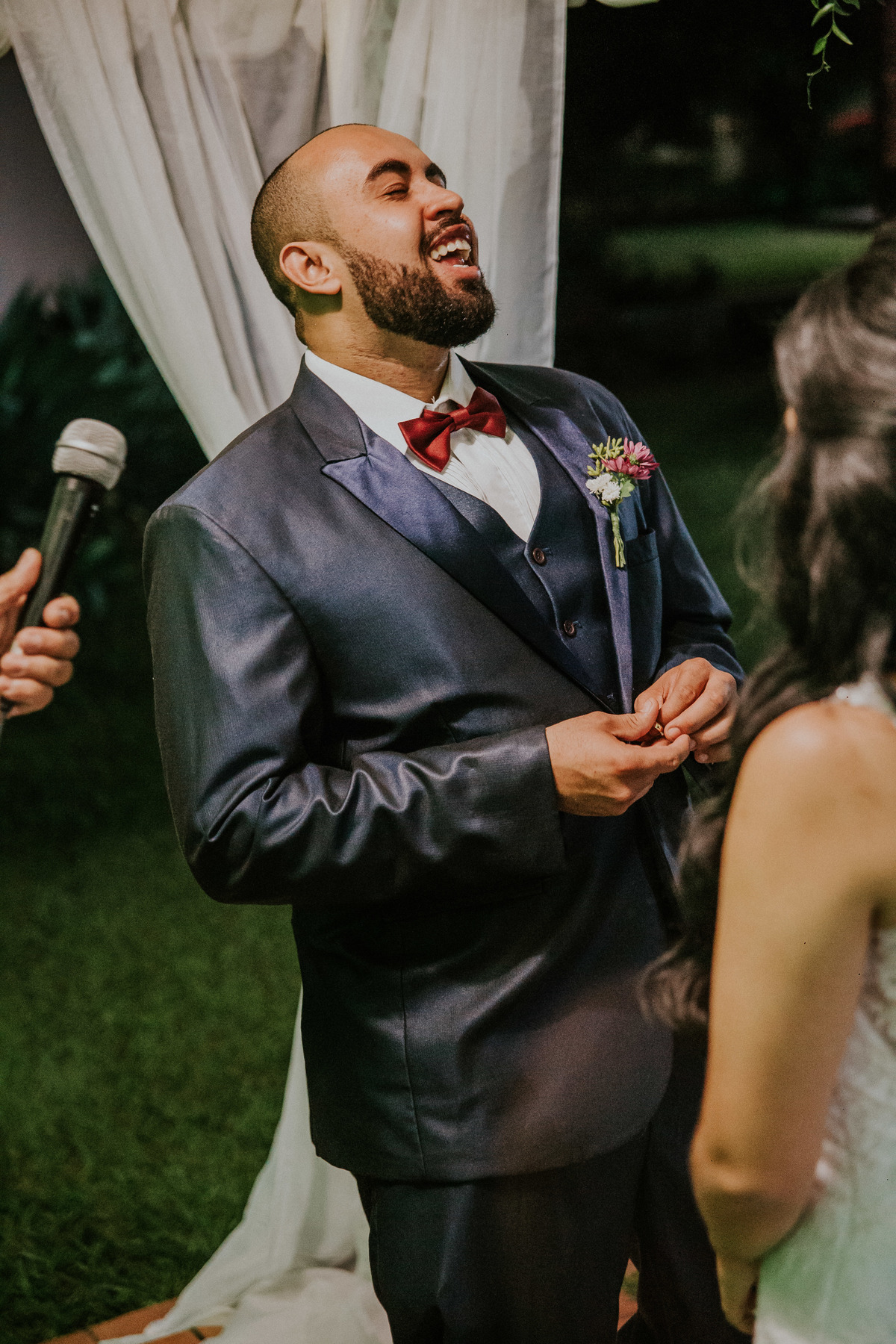 troca das alianças entre os noivos no qual o noivo faz uma surpresa